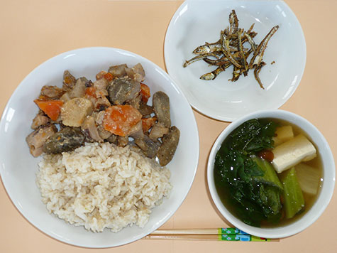 根菜のごま味噌煮とかつお菜のすまし汁ともち麦ごはん