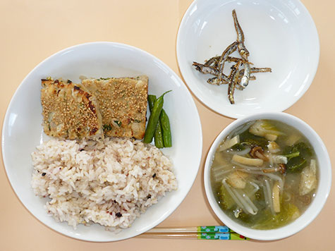 豆腐入り松風とインゲンのソテーとかつお菜・もやしの味噌汁と雑穀ごはん