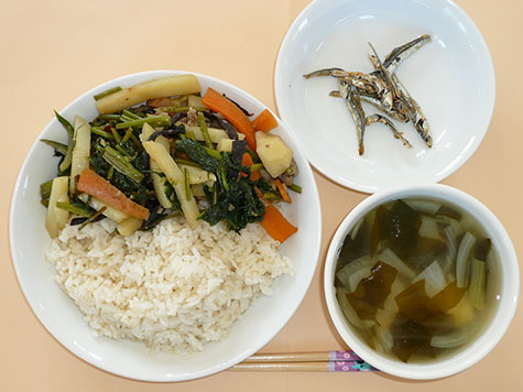 空心菜のにんにく炒めと玉葱・豆腐の味噌汁とごはん