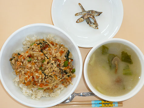 納豆丼とじゃが芋・チンゲン菜の味噌汁