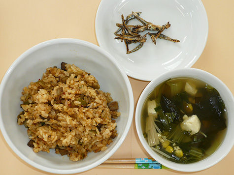タコライスとわかめ・豆腐のスープ