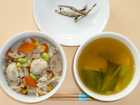 吹き寄せごはんとかぼちゃ・小松菜の味噌汁