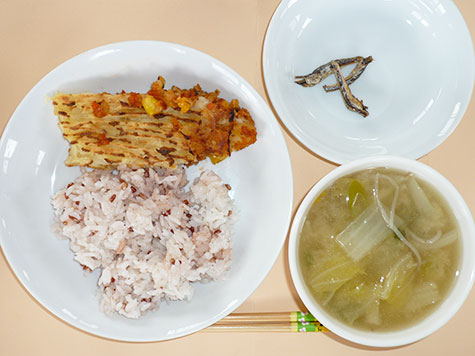 シェパーズパイと白菜・揚げの味噌汁と赤米ごはん