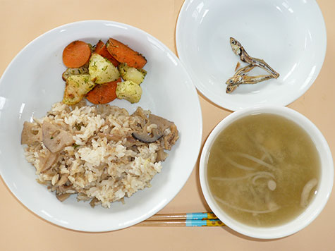そぼろ蓮根の混ぜご飯とじゃが芋の青のり炒めと豆腐の味噌汁