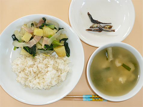 ジャーマンポテトと豆腐・ニラの味噌汁とごはん