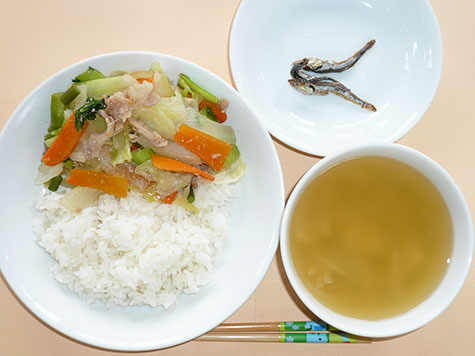 野菜炒めとじゃが芋・玉葱の味噌汁とごはん