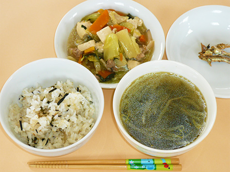 豆腐と野菜の中華煮とわかめスープとひじきごはん