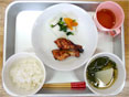 給食写真：手羽元のあぶり焼と柿・かぶの酢の物とかぶのスープ