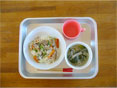 給食写真：焼ビーフンとチンゲン菜・ニラなどの中華スープ