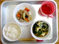給食写真：がめ煮と豆腐・わかめのみそ汁