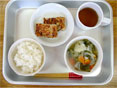 給食写真：ミートローフとセロリ・カリフラワーなどの野菜スープ