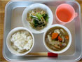 給食写真：豚汁と小松菜・もやしなどの和え物