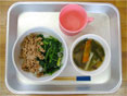 給食写真：二色どんぶりと冬瓜・しめじなどのスープ